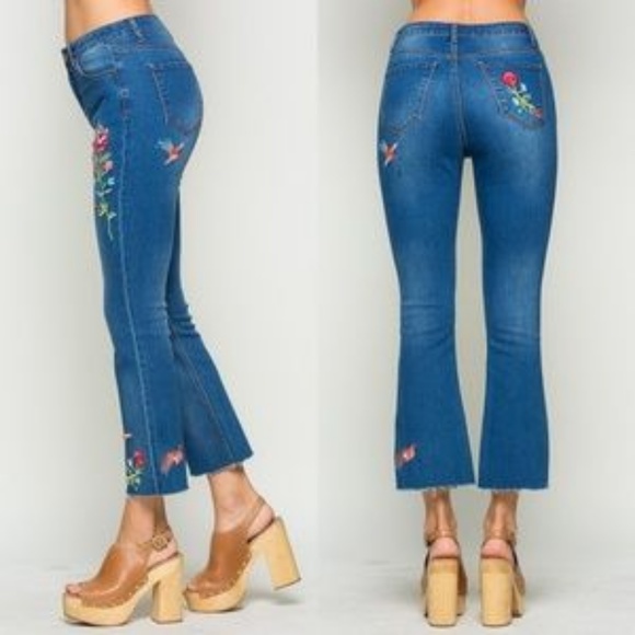 ***🌺EMBROIDERED RAW HEM FLARE JEANS. - Picture 2 of 2
